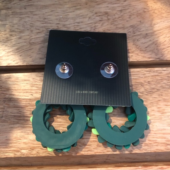 Clay Christmas Holiday Wreath Dangling Earrings, NWT - Picture 3 of 5